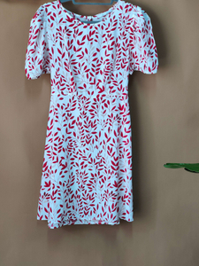 Venta al por mayor y etiqueta privada Mini vestido de seda floral 100 con mangas a granel